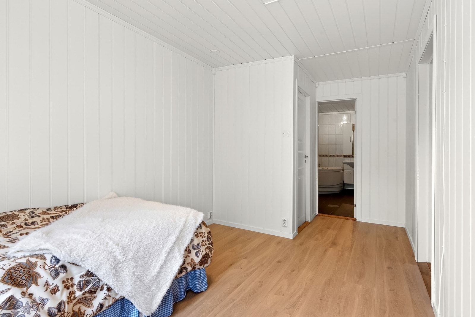 Fra soverom 4, har du inngang til bad og bod. Galleribilde
