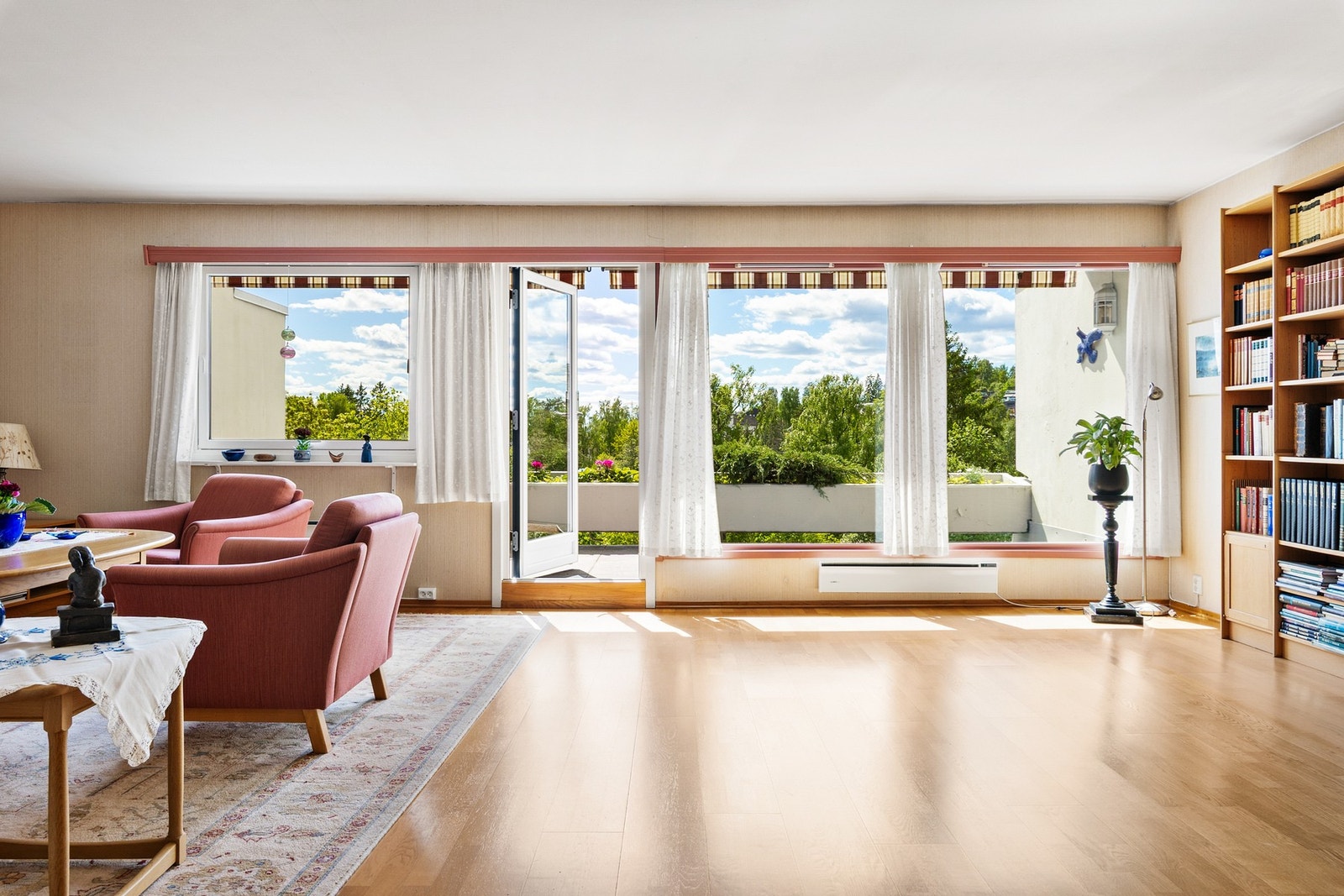 Det er utgang til en stor terrasse på 14kvm som blir en utvidelse av stuen på sommerhalvåret. Galleribilde