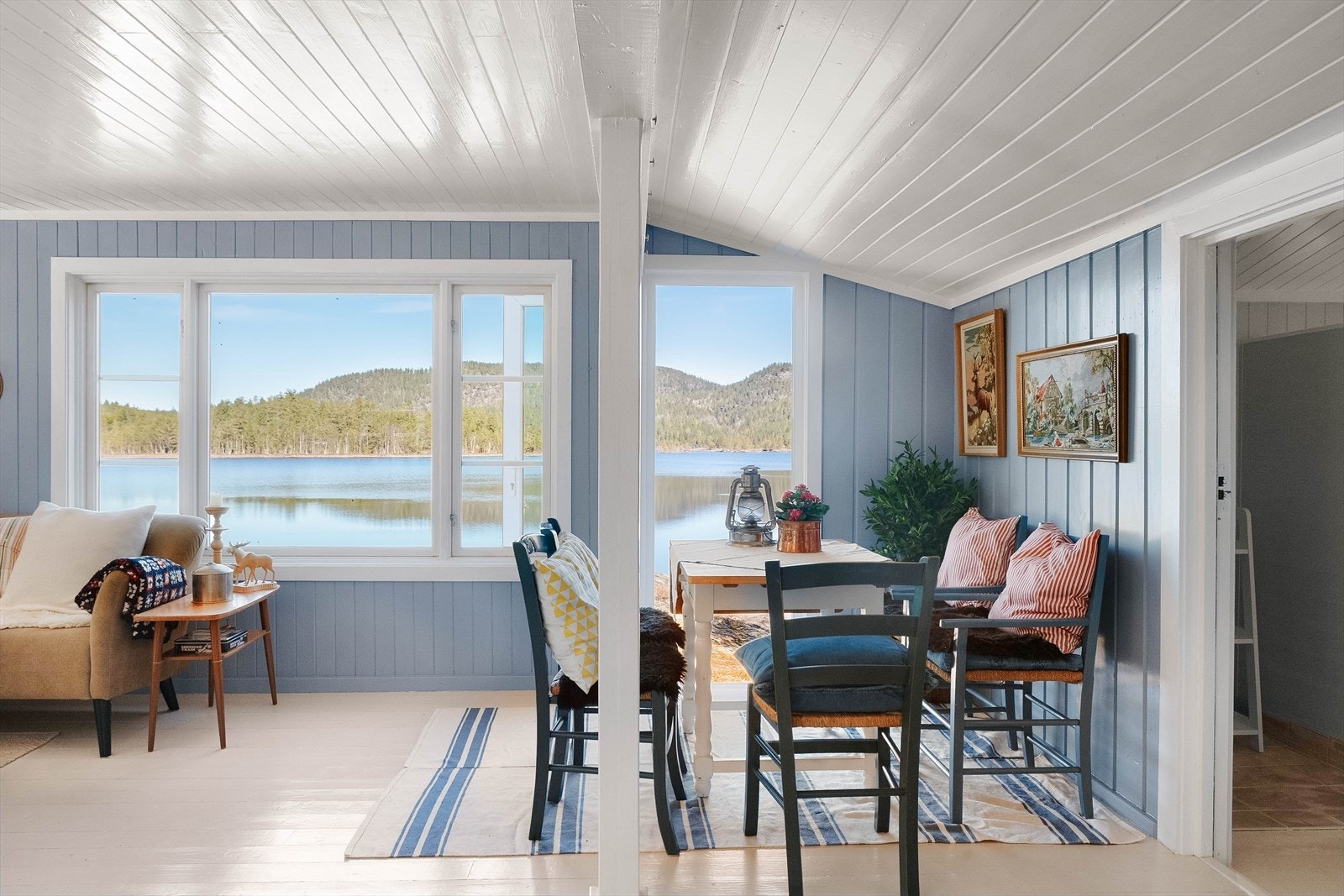 Allrommet har god plass til både sofagruppe og en hyggelig spiseplass. Galleribilde