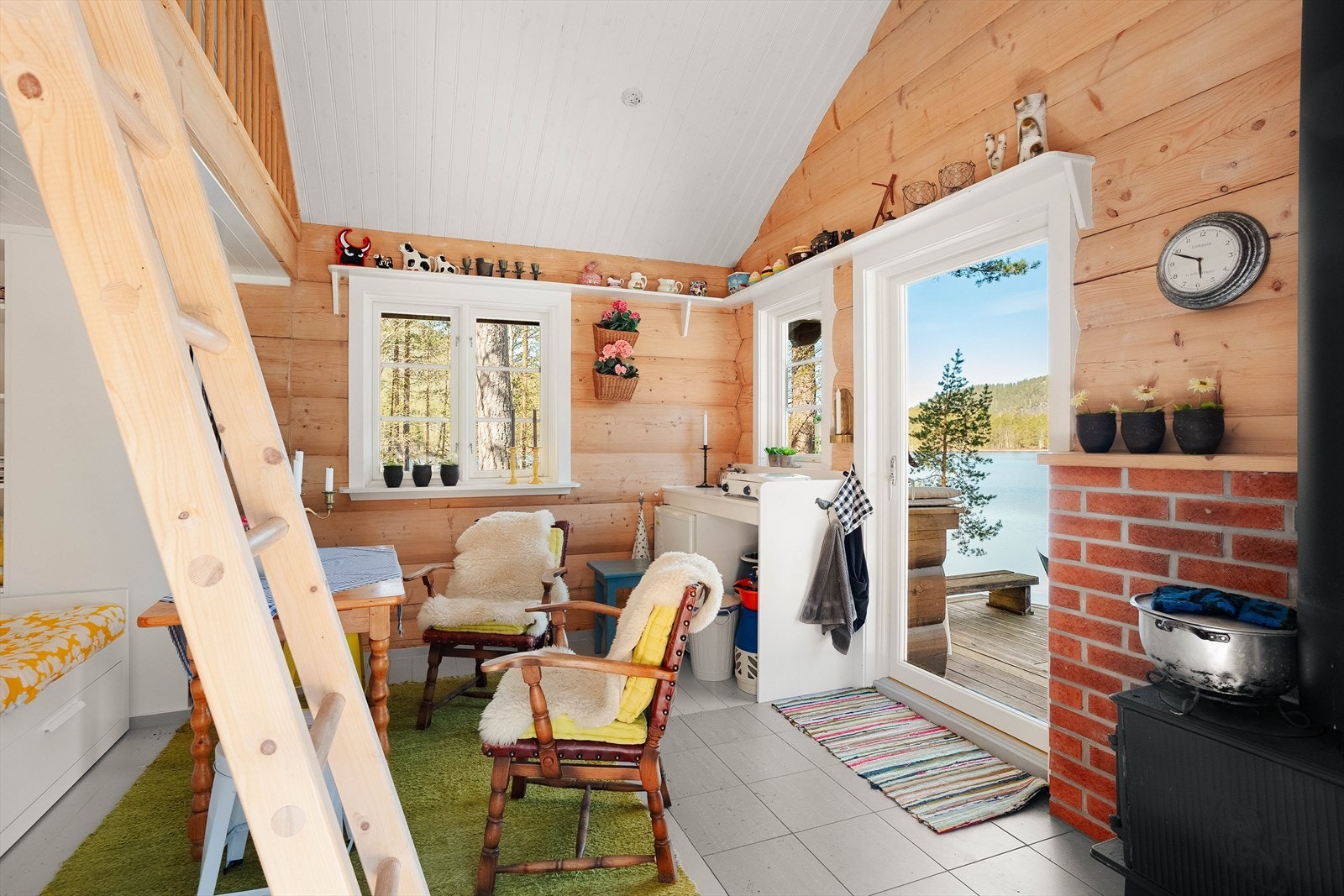 Annekset innehar hems med soverom, vedovn og to boder. Galleribilde