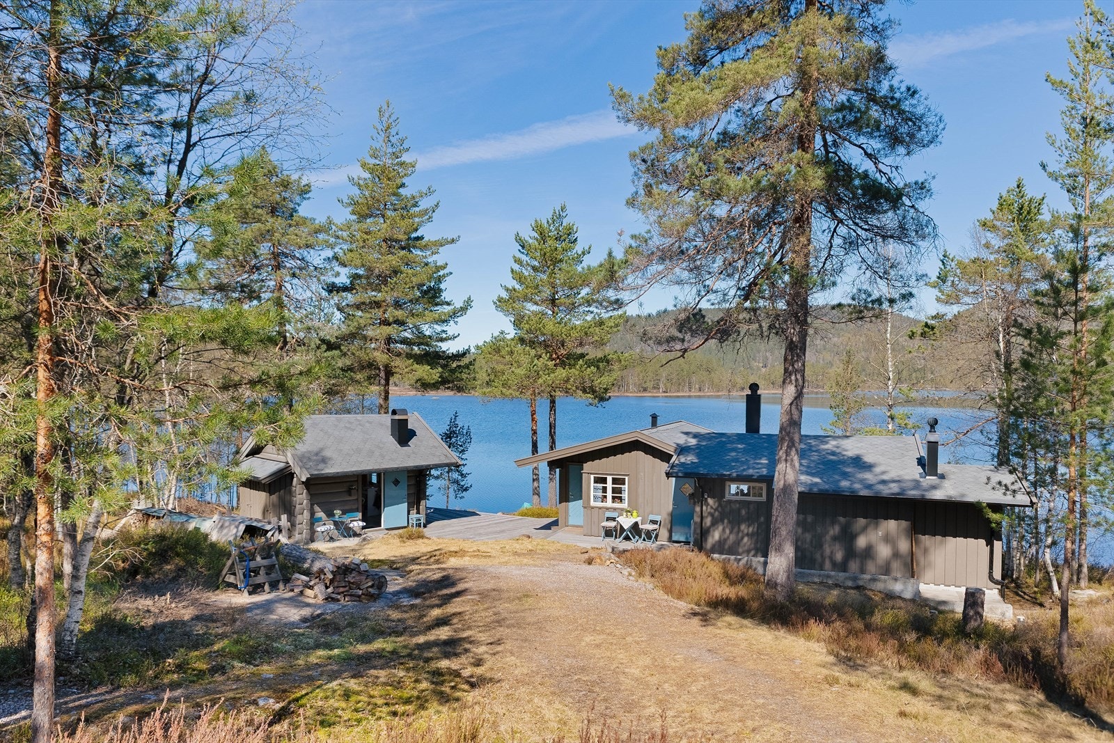 Her får du en sjarmerende fritidseiendom på en romslig eiertomt på ca. 1680 m², perfekt for å nyte roen og naturen. Galleribilde