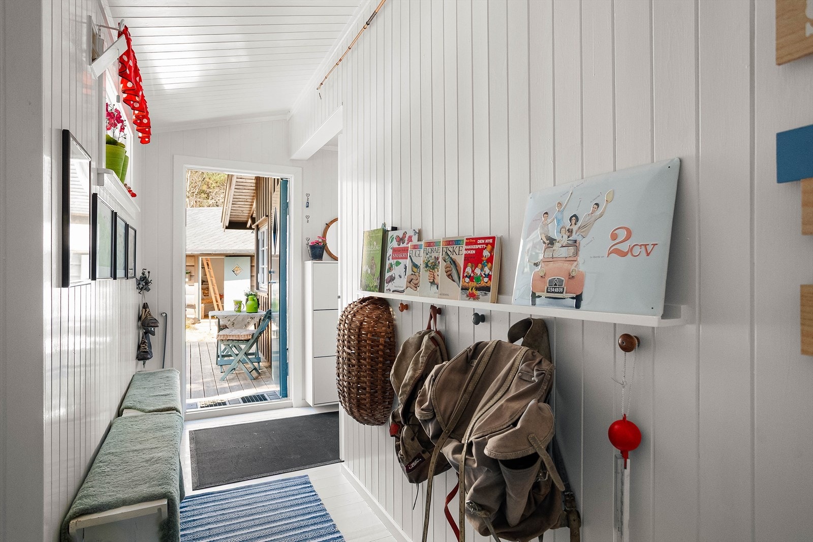 Fra entreen er det direkte utgang til uteområdet. Galleribilde