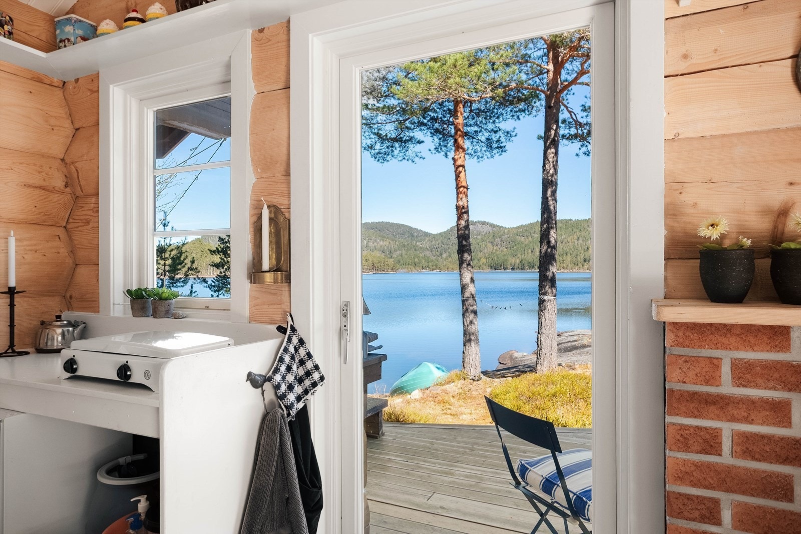 Fra annekset er det direkte utgang til terrassen og utsikt mot vannet. Galleribilde
