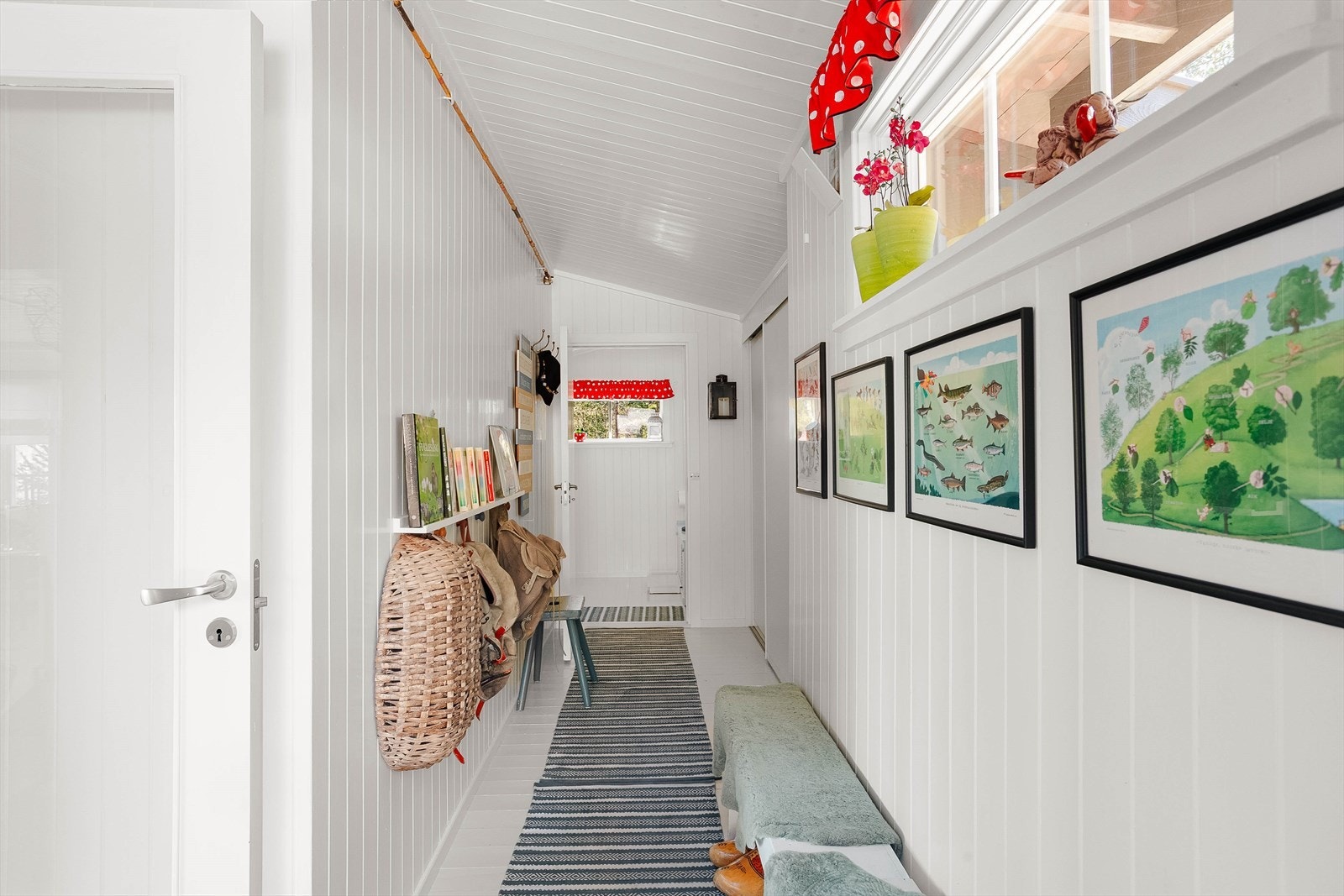 En lys og innbydende entré med plass til oppbevaring. Galleribilde