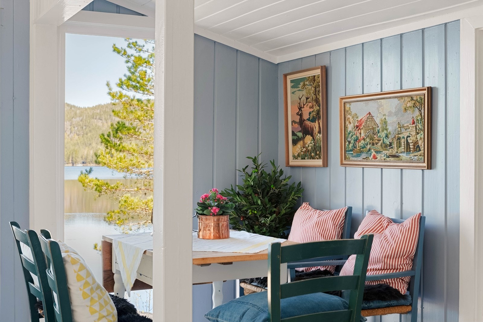 En lun krok for måltider med utsikt mot Gongevatn. Galleribilde
