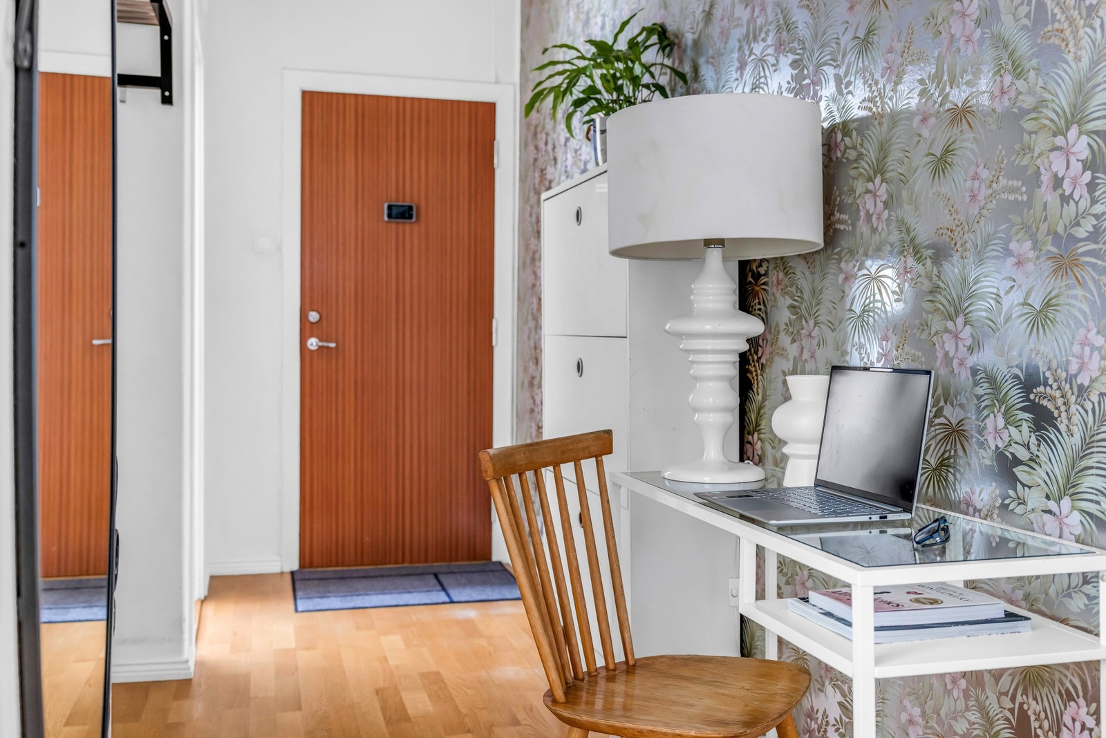Stor og fin entré, til og med mulighet for kontorplass. Galleribilde