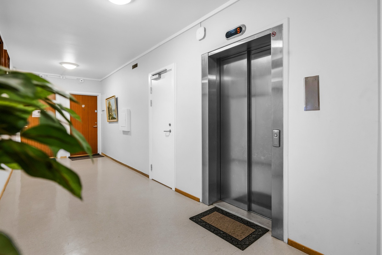 Heis i bygget med enkel adkomst fra inngangsparti, boder ol. Galleribilde