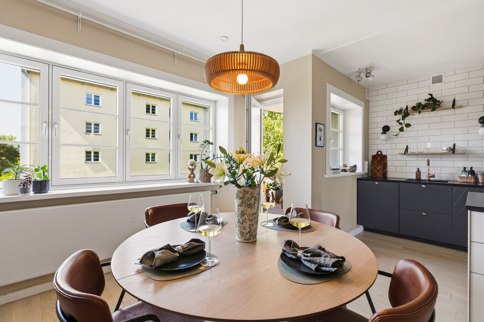 Kjøkken og stue i åpen løsning Galleribilde