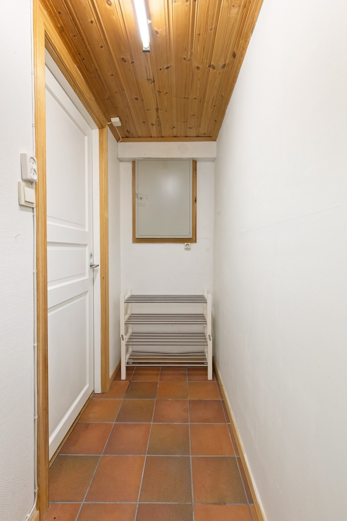 Praktisk innvendig bod i kjeller med gode oppbevaringsmuligheter og plass til organisering av sesongutstyr. Galleribilde