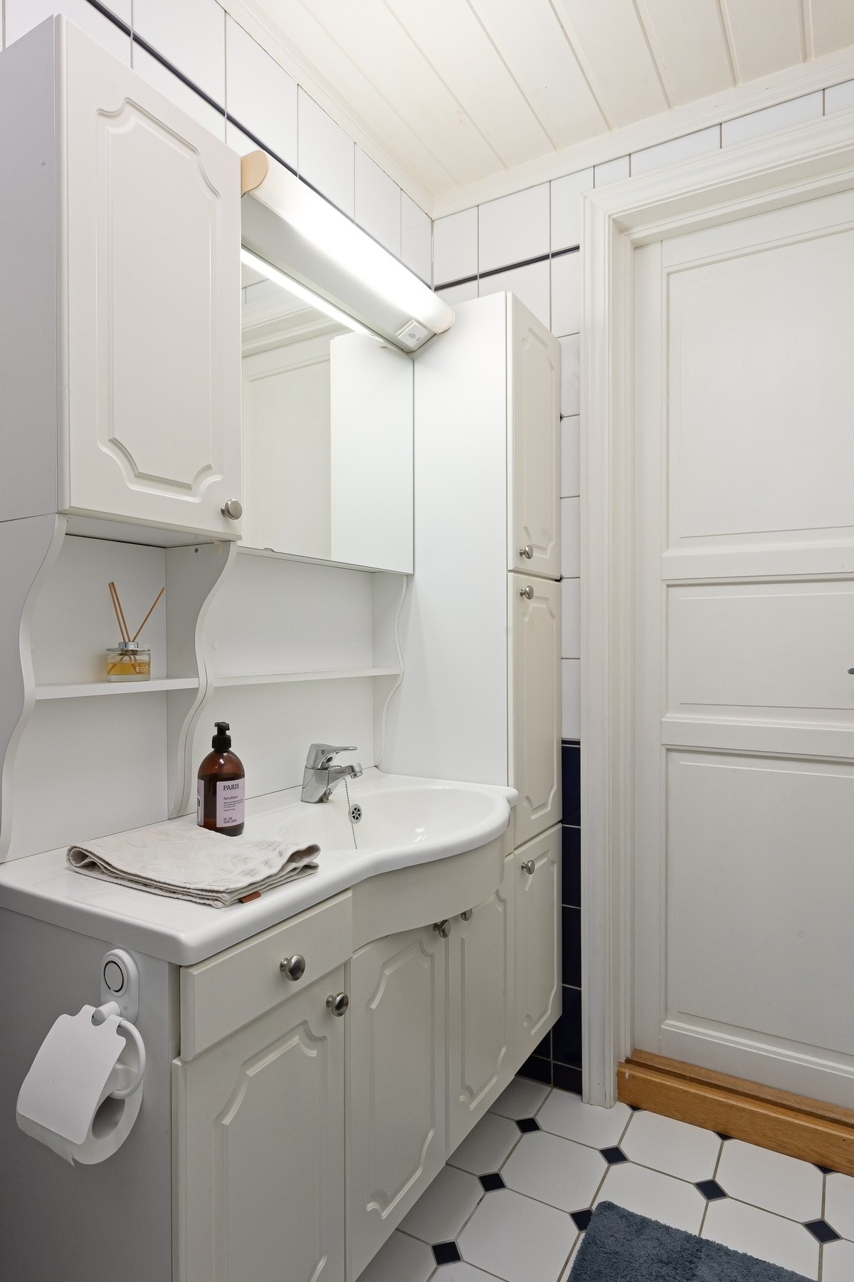 Badet er innredet med dust, toalett, servant med under- og overskap. Galleribilde