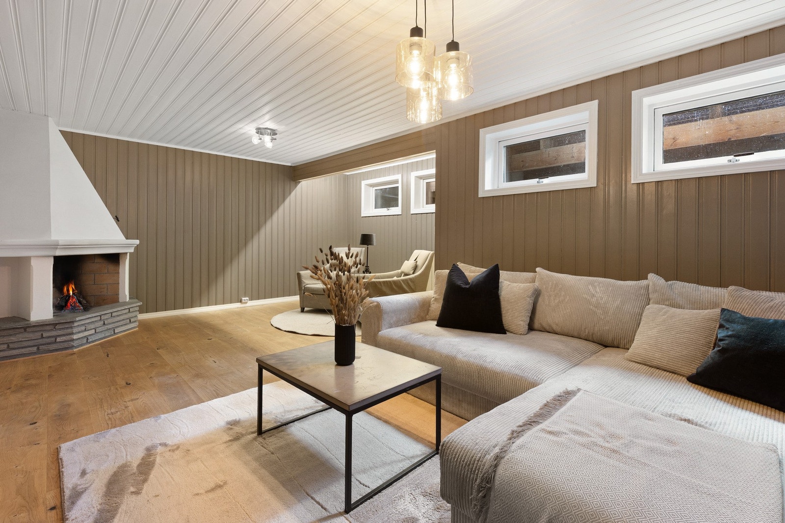 Stor og innbydende kjellerstue med mulighet for å møblere i flere soner. Galleribilde