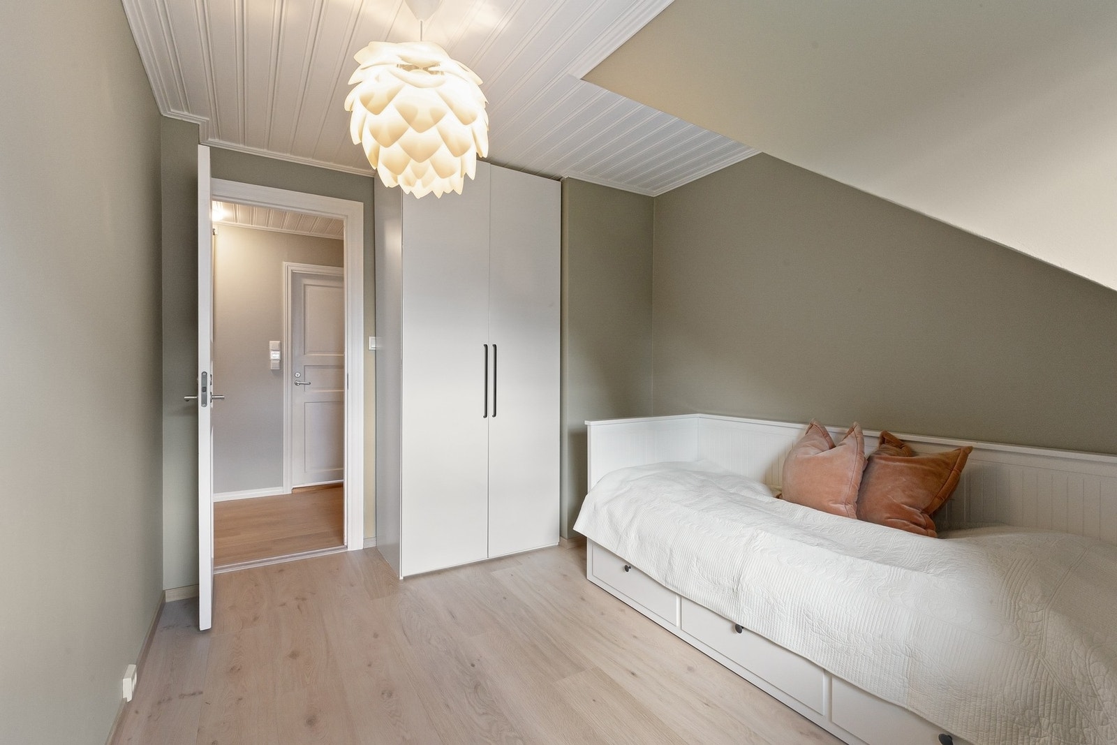 Det er god plass til seng, oppbevaring og øvrig møblement etter behov. Galleribilde