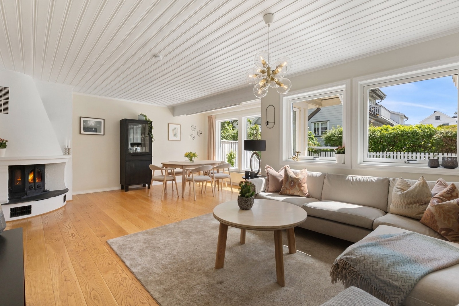 De store vindusflatene slipper inn godt med naturlig lys og skaper en lys og hyggelig atmosfære gjennom dagen. Galleribilde