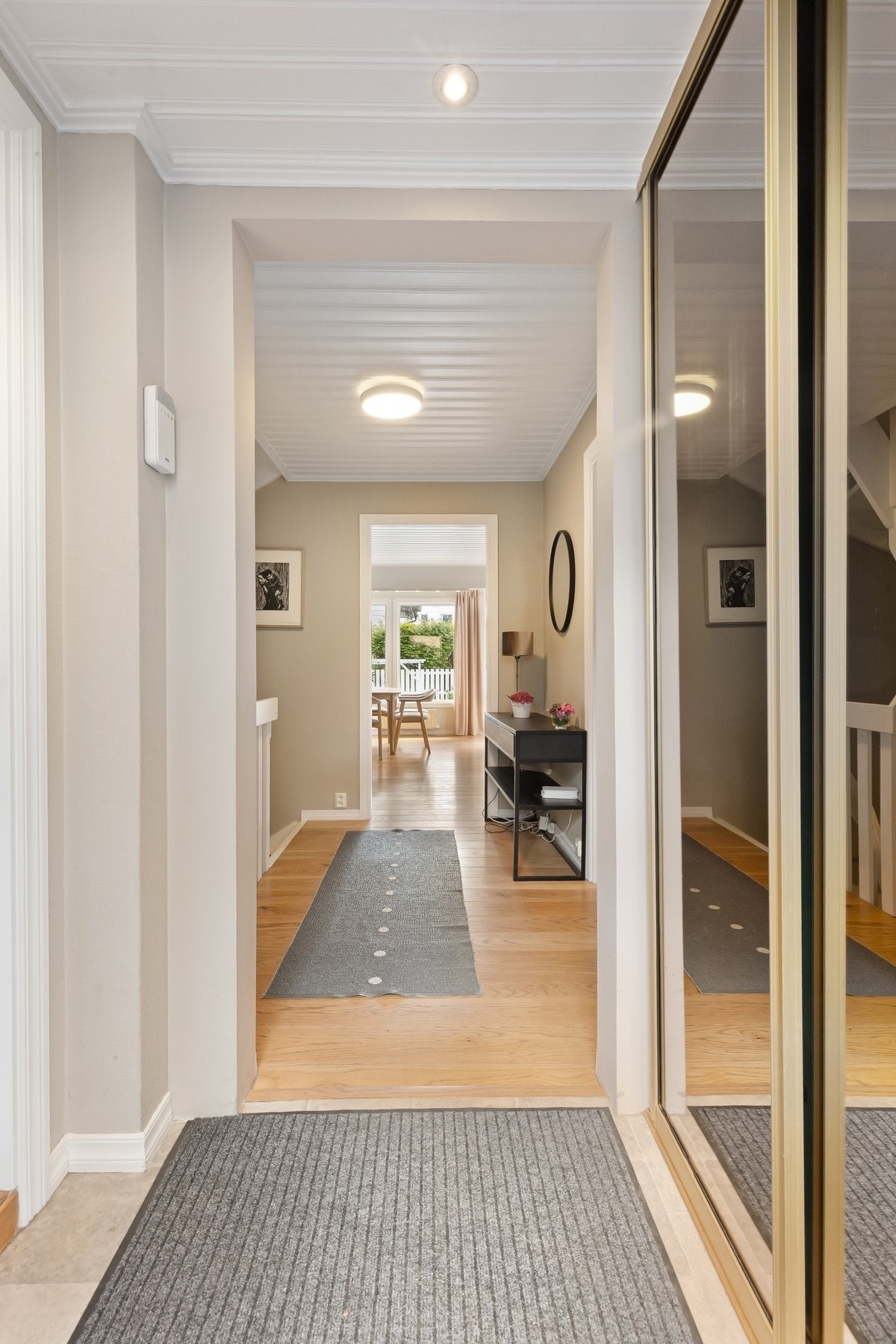 Entréen fremstår praktisk med skyvedørsgarderobe med god oppbevaringsplass til yttertøy og sko. Galleribilde