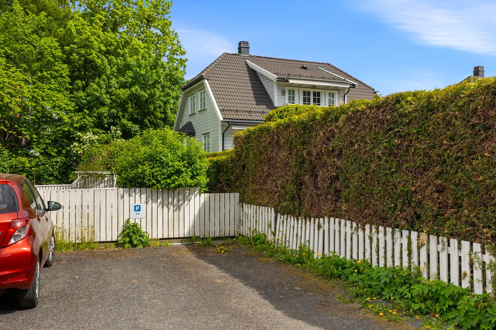 Boligen disponerer også en egen biloppstillingsplass. Galleribilde