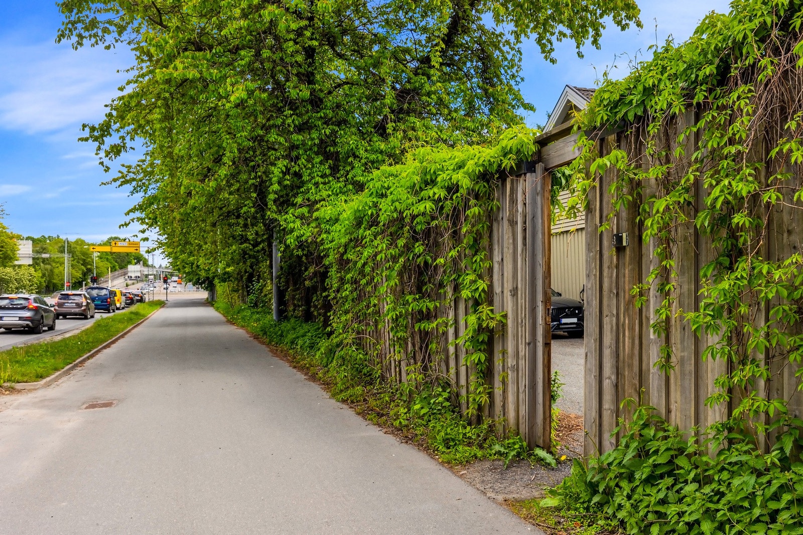 Her bor du fredelig til i stikkvei som har egen port til "Smestad sentrum". Eiendommen ligger grønne omgivelser, samtidig som sentrum, kollektivtransport og et bredt servicetilbud er rett i nærheten. Galleribilde