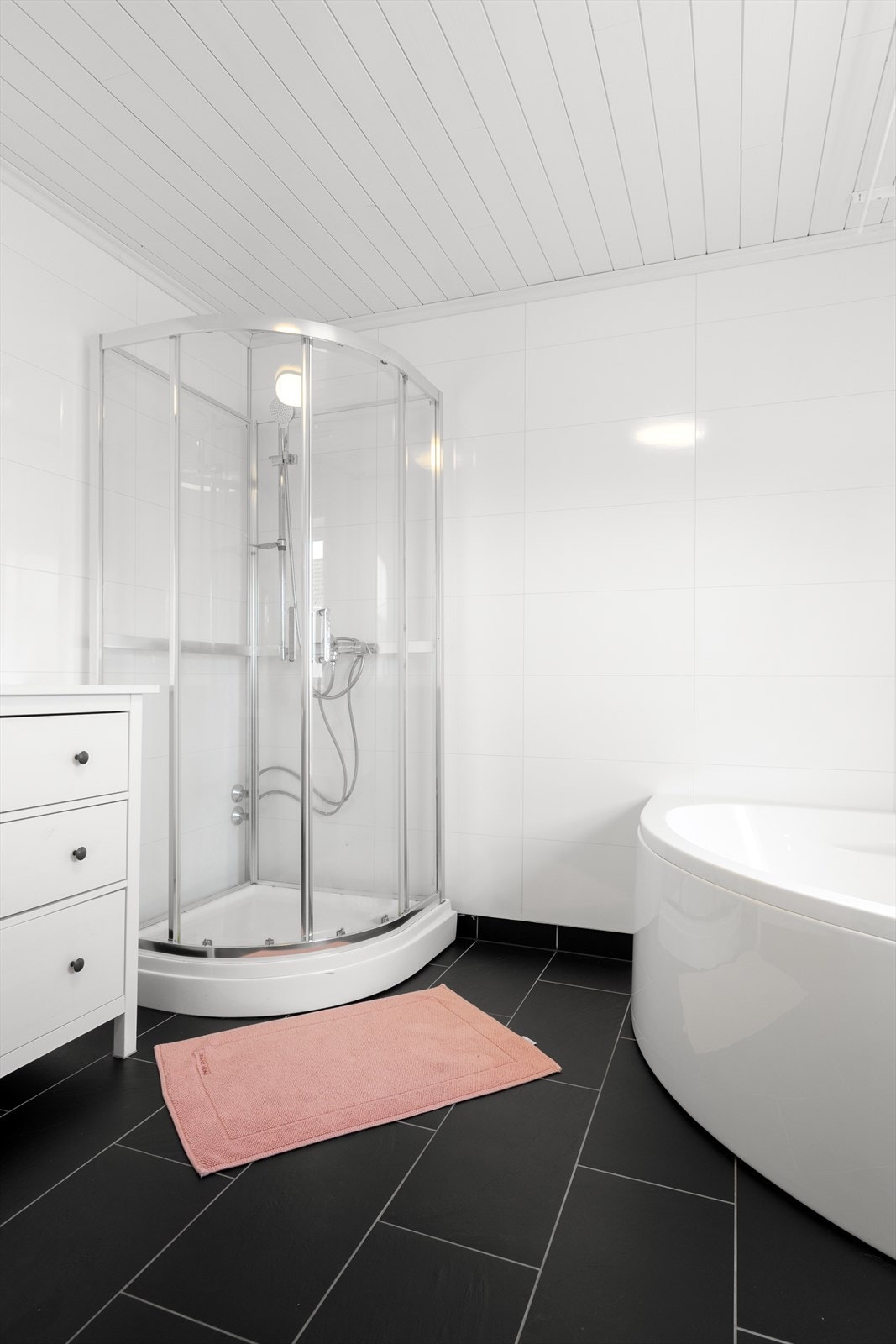 Rommet er utstyrt med dusjkabinett, hjørnebadekar og opplegg for vaskemaskin. Ventilasjon via elektrisk avtrekksvifte montert i yttervegg. Galleribilde