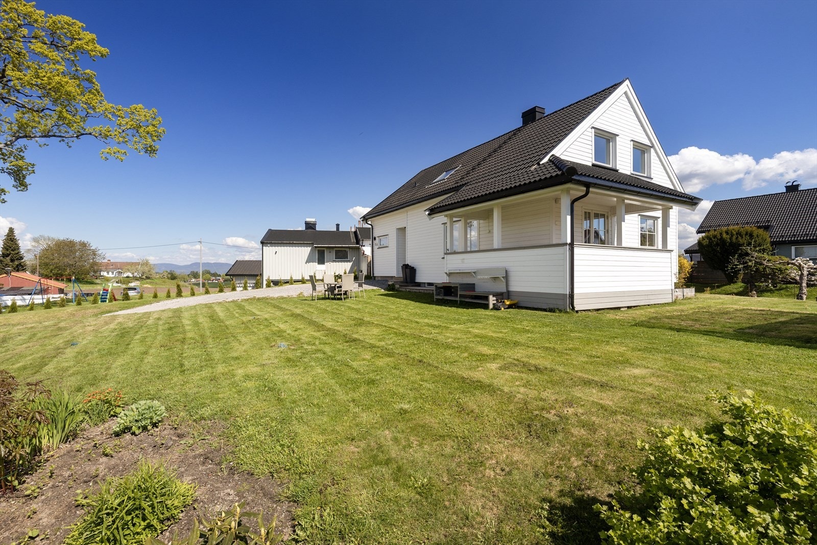 Her bor du i landlige omgivelser, med gode solforhold og flott utsikt, men samtidig sentralt med kort vei til Ulefoss sentrum. Galleribilde