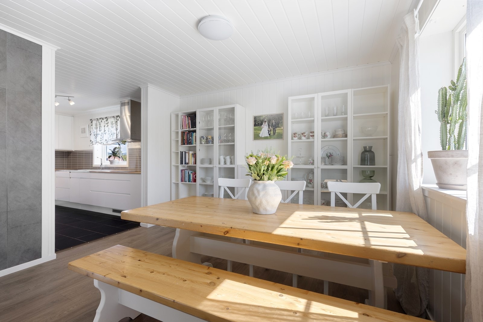 Stuen åpner seg mot spisestuen, som ligger i direkte tilknytning til kjøkkenet. Løsningen gir god romfølelse og skaper en luftig og sosial sone. Galleribilde