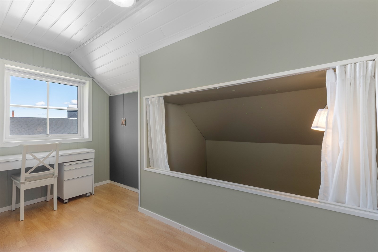 De tre øvrige soverommene er romslige, med lyse overflater og god plass til soveromsmøbler. Galleribilde