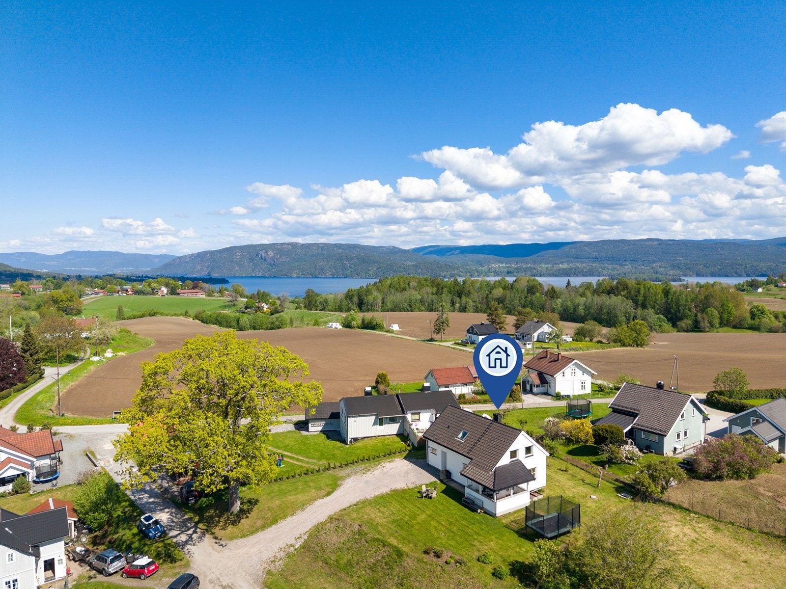 Eiendommen ligger på Tufte, et barnevennlig område med kort kjørevei til skoler og barnehager. Galleribilde
