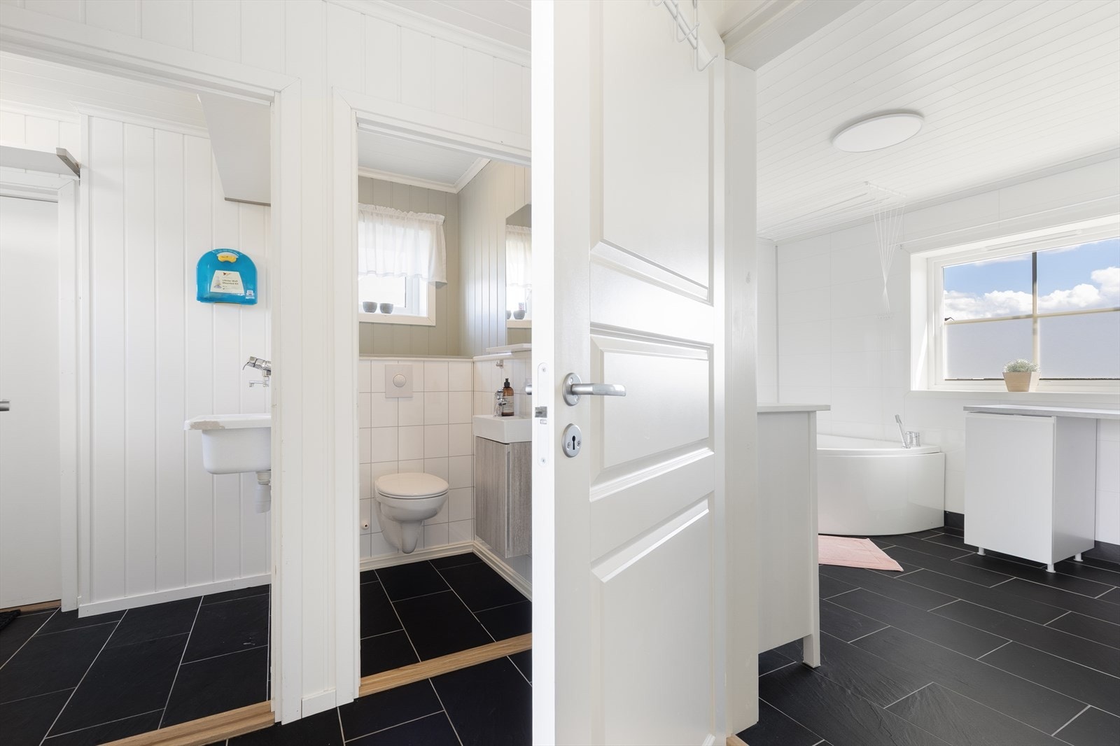 I første etasje finnes det også et separat toalettrom med flislagt gulv og varmekabel, veggmontert toalett og smal servantinnredning. Galleribilde