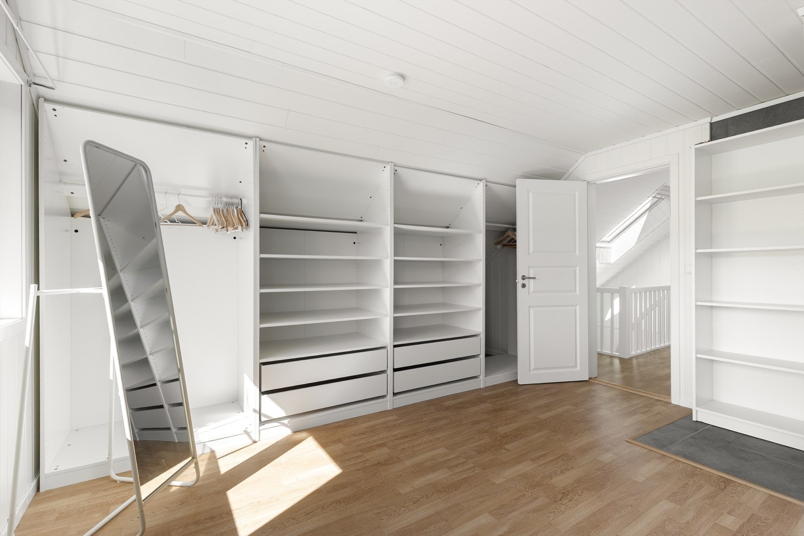 Her er det god plass til dobbeltseng og praktisk, åpen garderobeløsning type Pax fra Ikea. Galleribilde