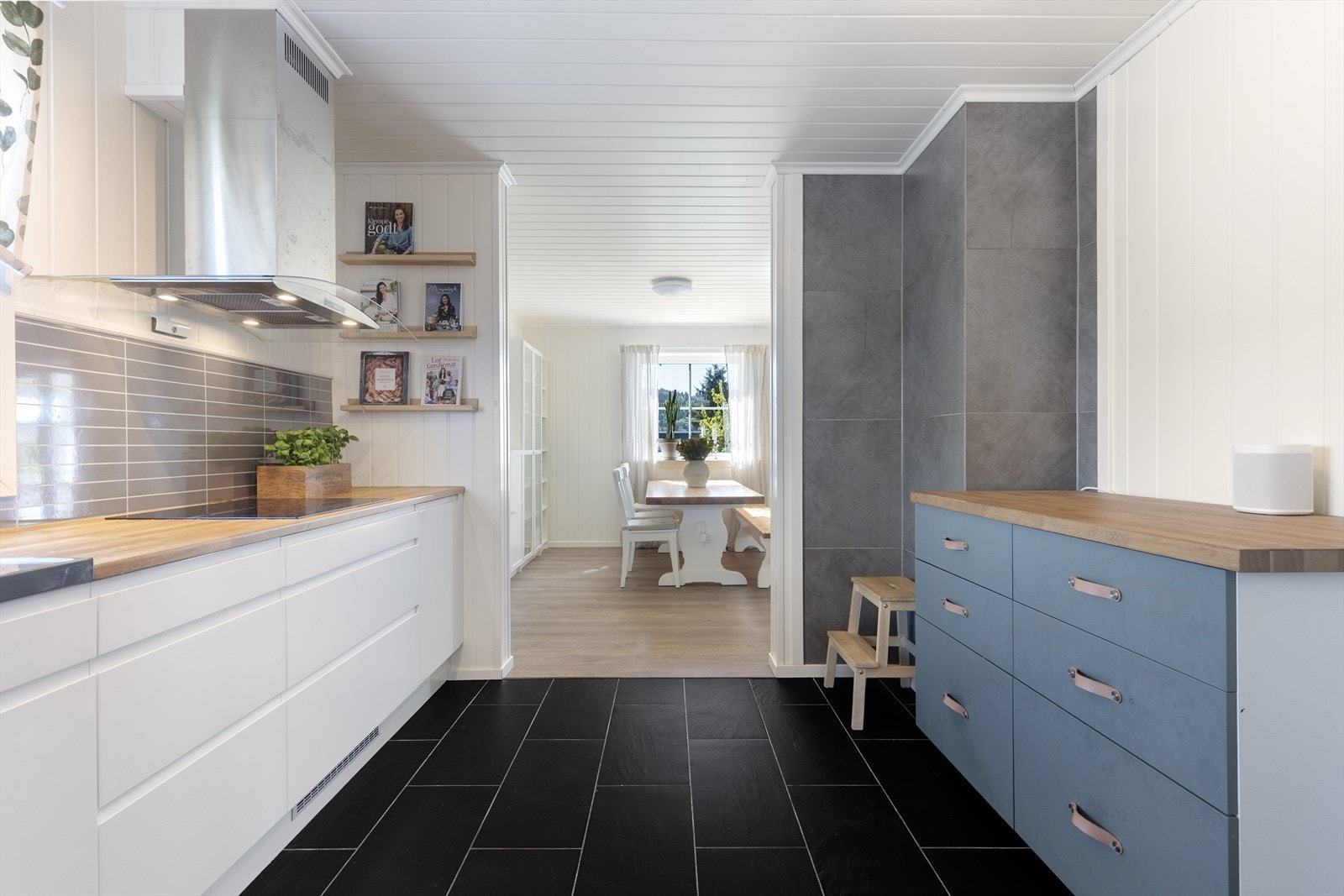 Kjøkkenet har en praktisk utforming og er også utstyrt med komfyrvakt, vannstopp opplegg og ventilator med avtrekk ut gjennom yttervegg. Galleribilde