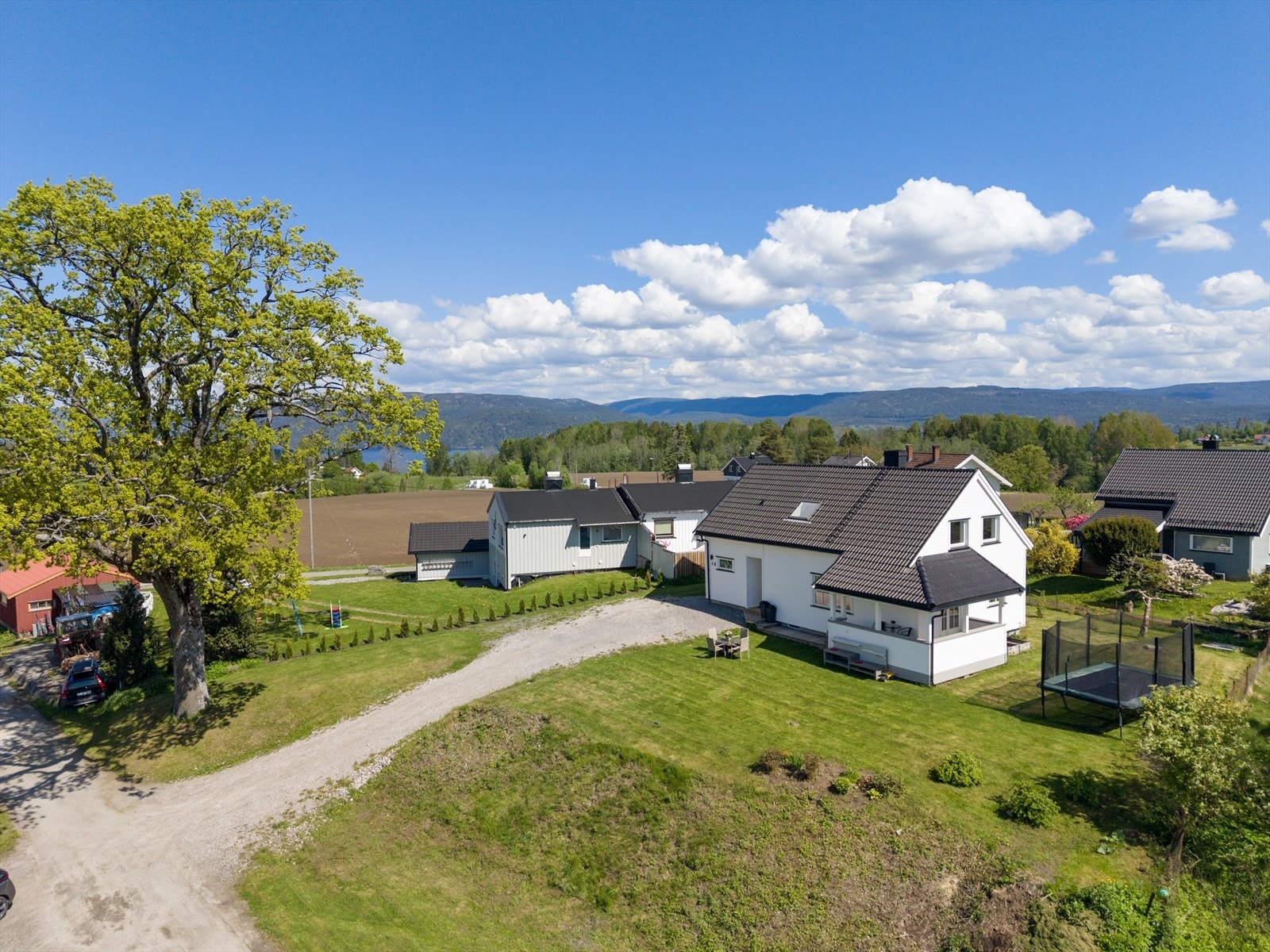 EiendomsMegler1 v/Patrick Gulmælæ presenterer Brattlia 3 - Lys og oppgradert enebolig i landlige omgivelser på Tufte!
Foto: Inbovi. Galleribilde