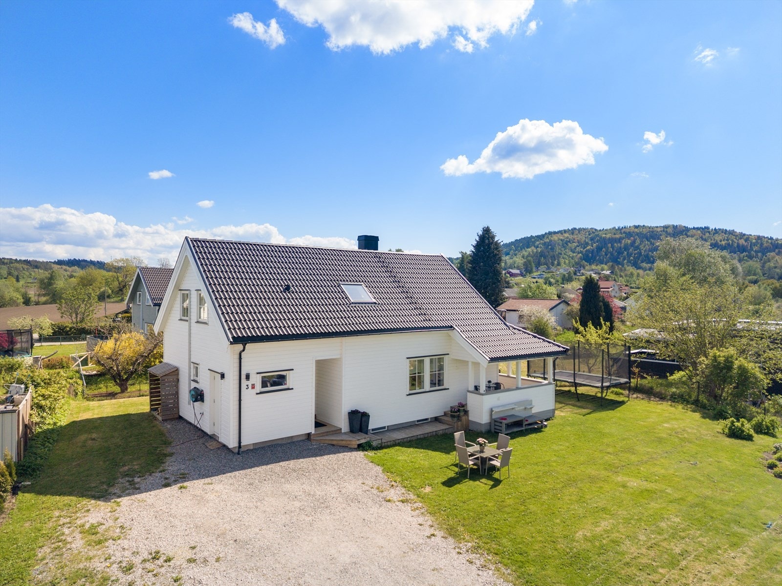 Boligen ligger høyt og fritt på Tufte, med gode solforhold og flott utsikt. Her bor du landlig, samtidig som det er kort vei til Ulefoss sentrum. Galleribilde