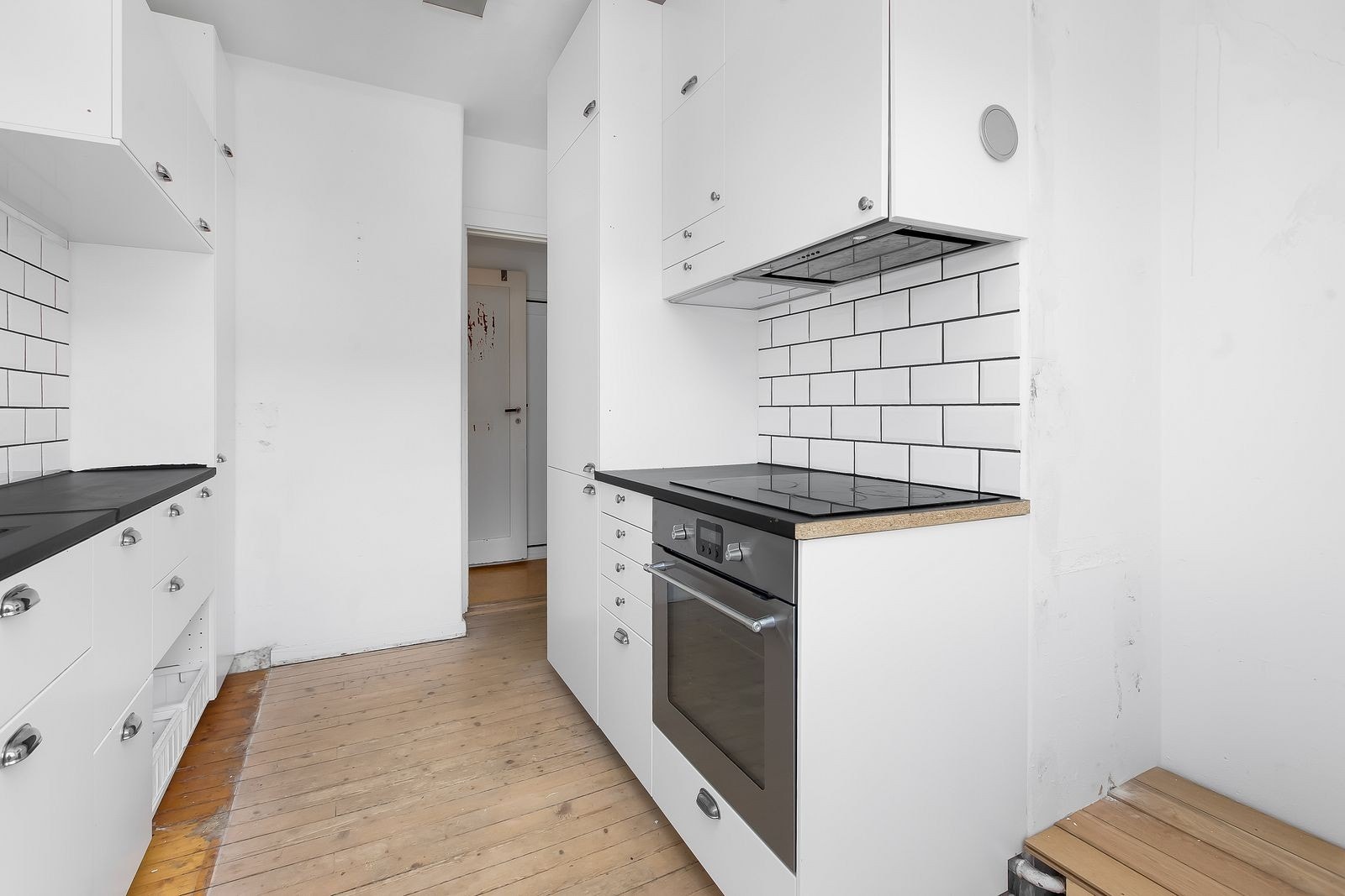 Lyst og fint kjøkken utstyrt med både kombiskap, steketopp, komfyr og oppvaskmaskin. Galleribilde