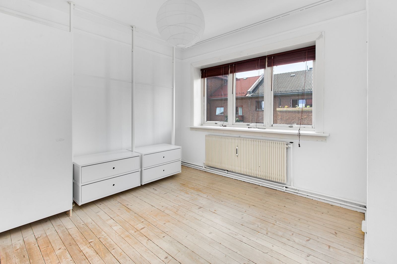 Soverommet er av god størrelse og innehar både garderobeskap og kommoder tilknyttet klesstativ. Galleribilde