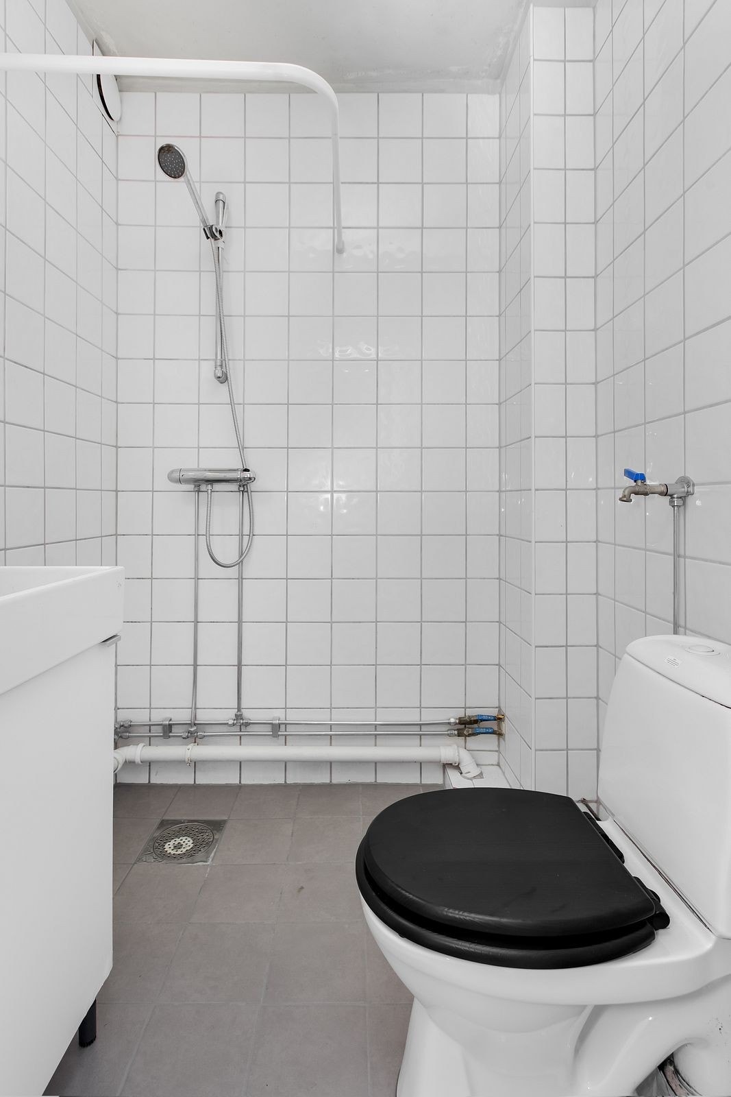 Badet er flislagt og har opplegg for vaskemaskin. Galleribilde