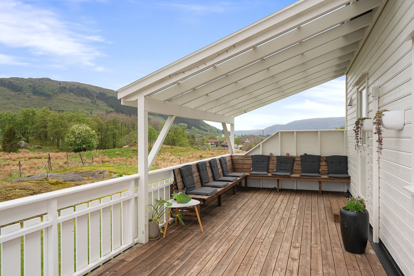 Solrik terrasse med overbygg. Galleribilde
