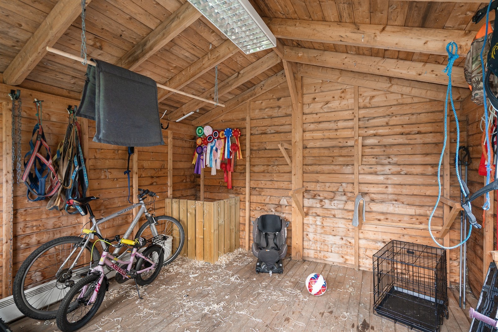 Bod i bakkant av hundegård. Galleribilde