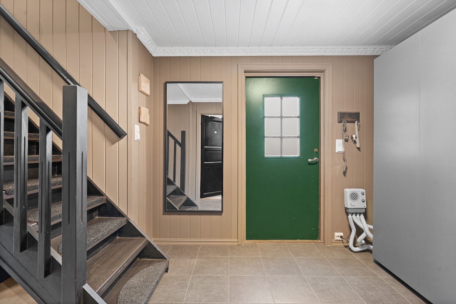 Velkommen inn. Romslig entre med skyvedørsgarderobe. Galleribilde