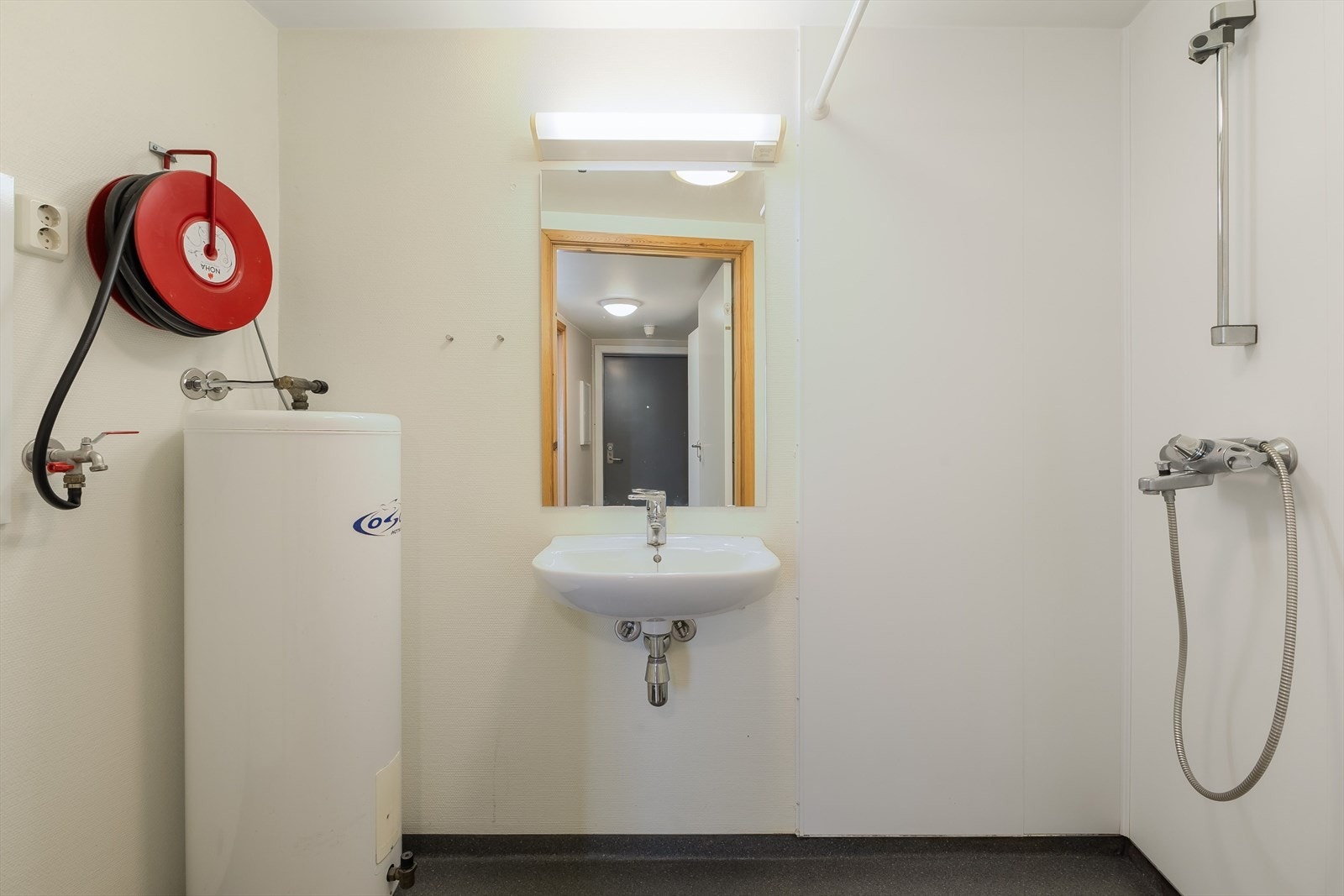 Enkel innredning på bad Galleribilde