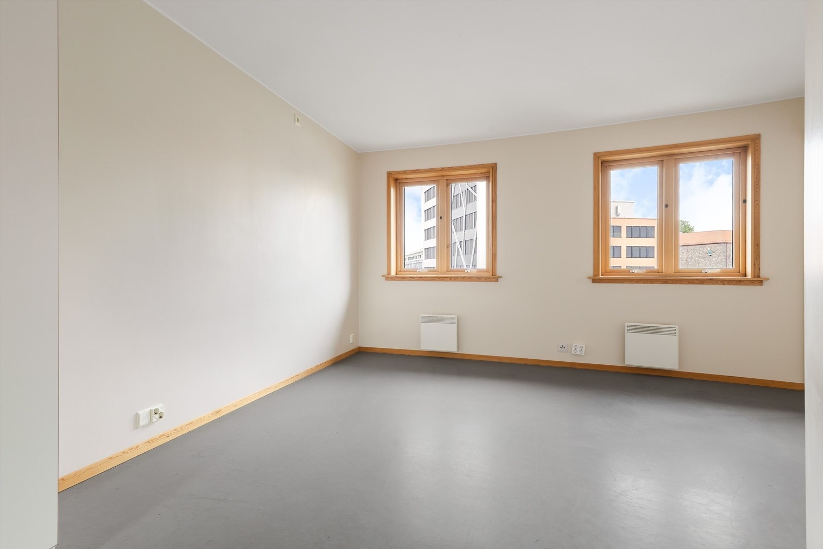 Stue med plass til både sittegruppe og et lite spisebord Galleribilde