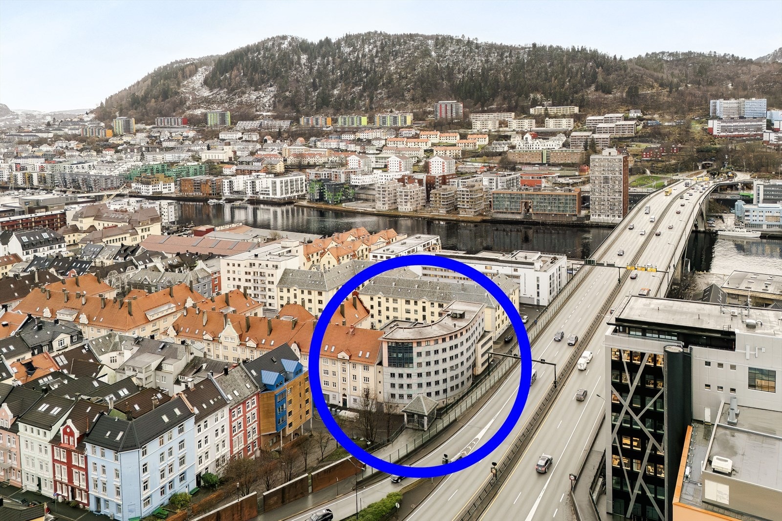 Dronebilde over området og bygget Galleribilde