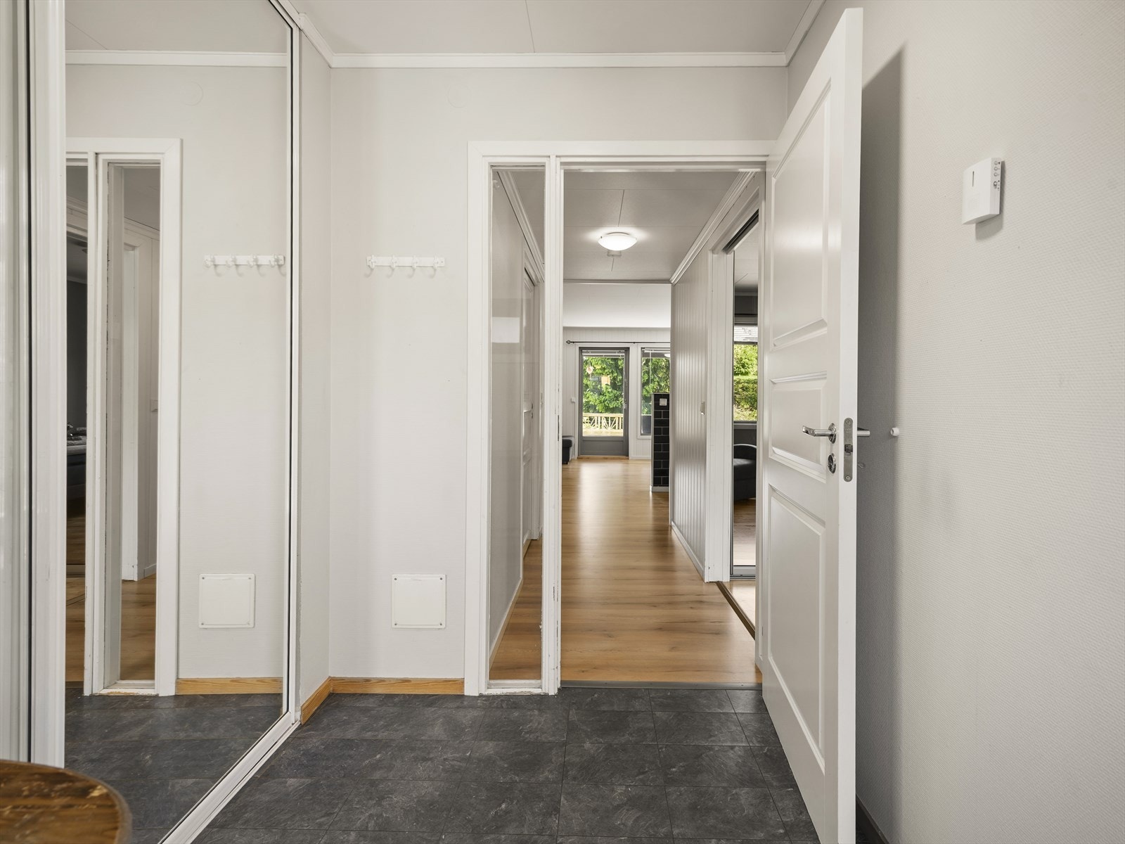 Skyvedørsgarderobe gir praktisk oppbevaringsplass i entréen. Galleribilde