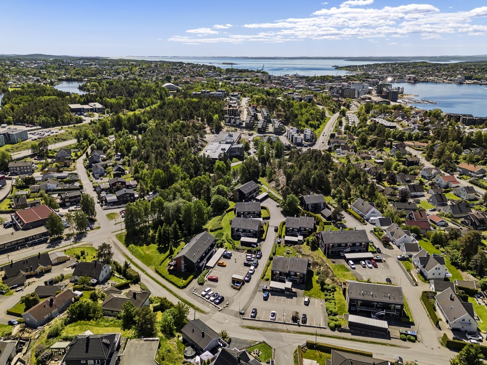 Boligen ligger i et etablert boligområde med kort vei til sentrum og turområder. Galleribilde