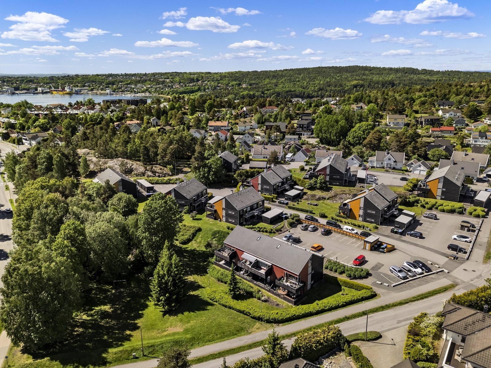 Området har en sentral beliggenhet med gangavstand til Nesparken og Vansjø. Galleribilde
