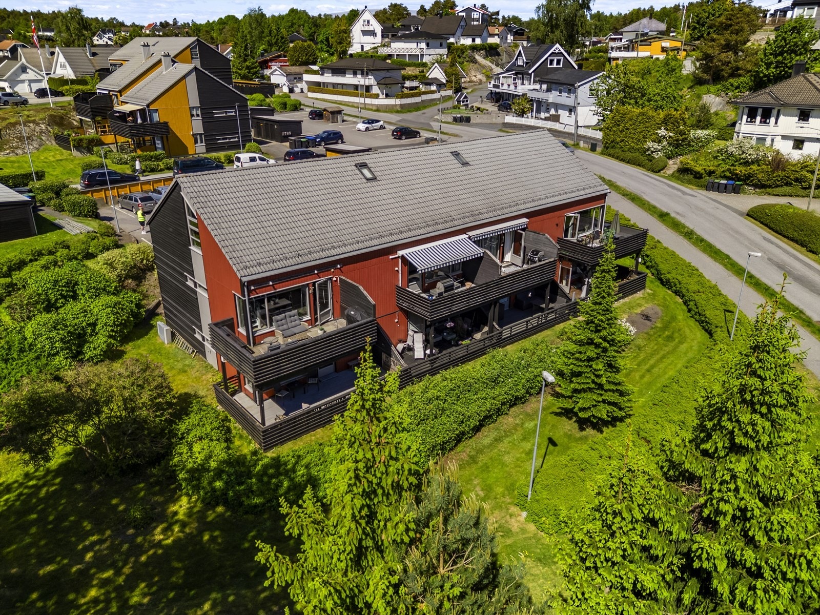 Felles utearealer er normalt opparbeidet med plen og beplantning. Galleribilde