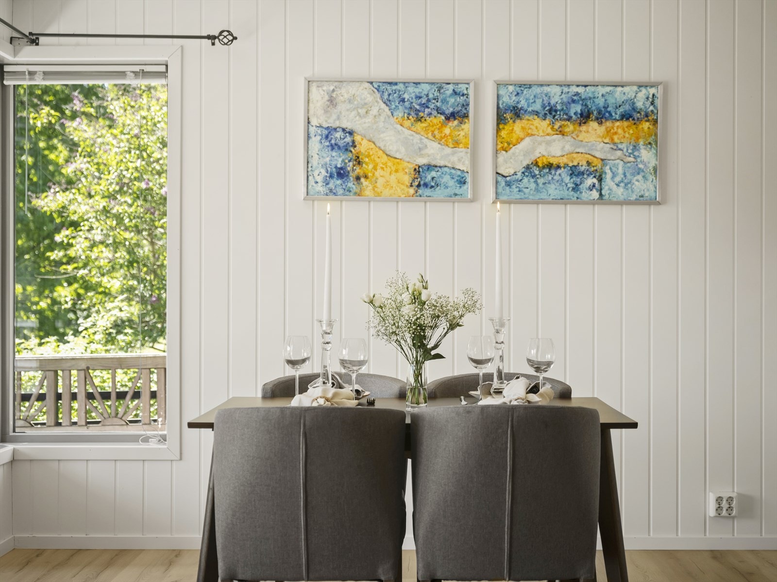 Laminatgulv og vegger med MDF-plater gir et helhetlig inntrykk i oppholdsrommet. Galleribilde
