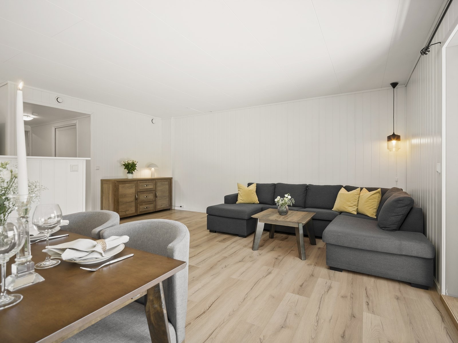 Stuen/spisestuen har god plass til både sofagruppe og spiseplass. Galleribilde