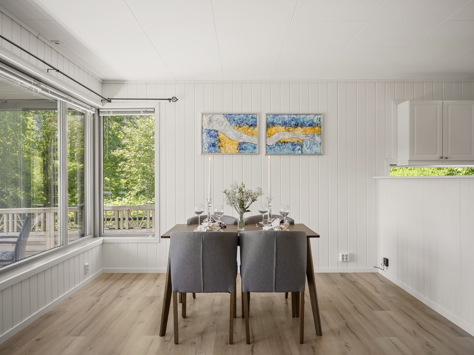 Kjøkkenet har åpen løsning mot stuen og har store vindusflater mot grøntområder. Galleribilde