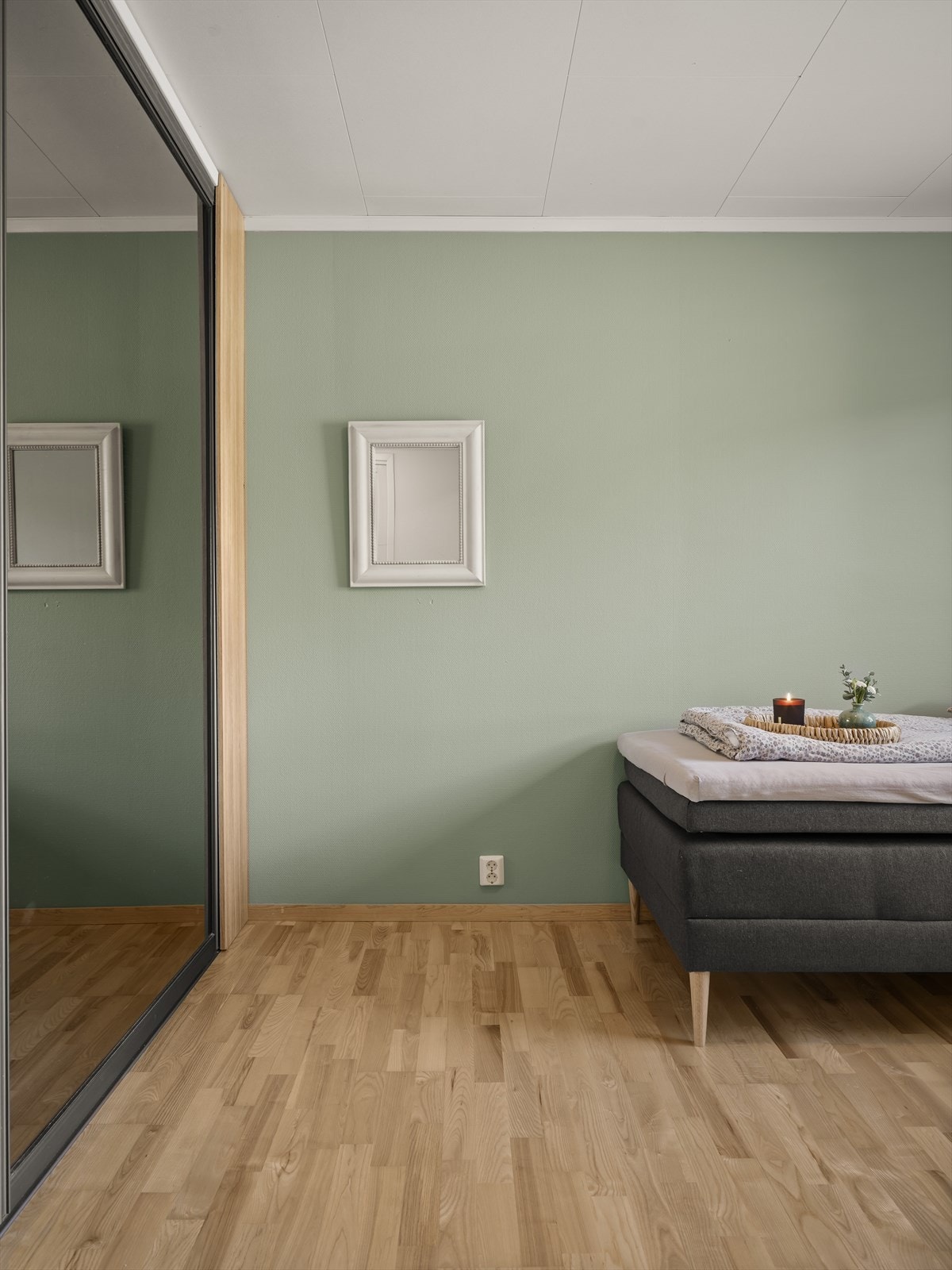 Skyvedørsgarderobe gir praktisk oppbevaringsmulighet på soverommet. Galleribilde