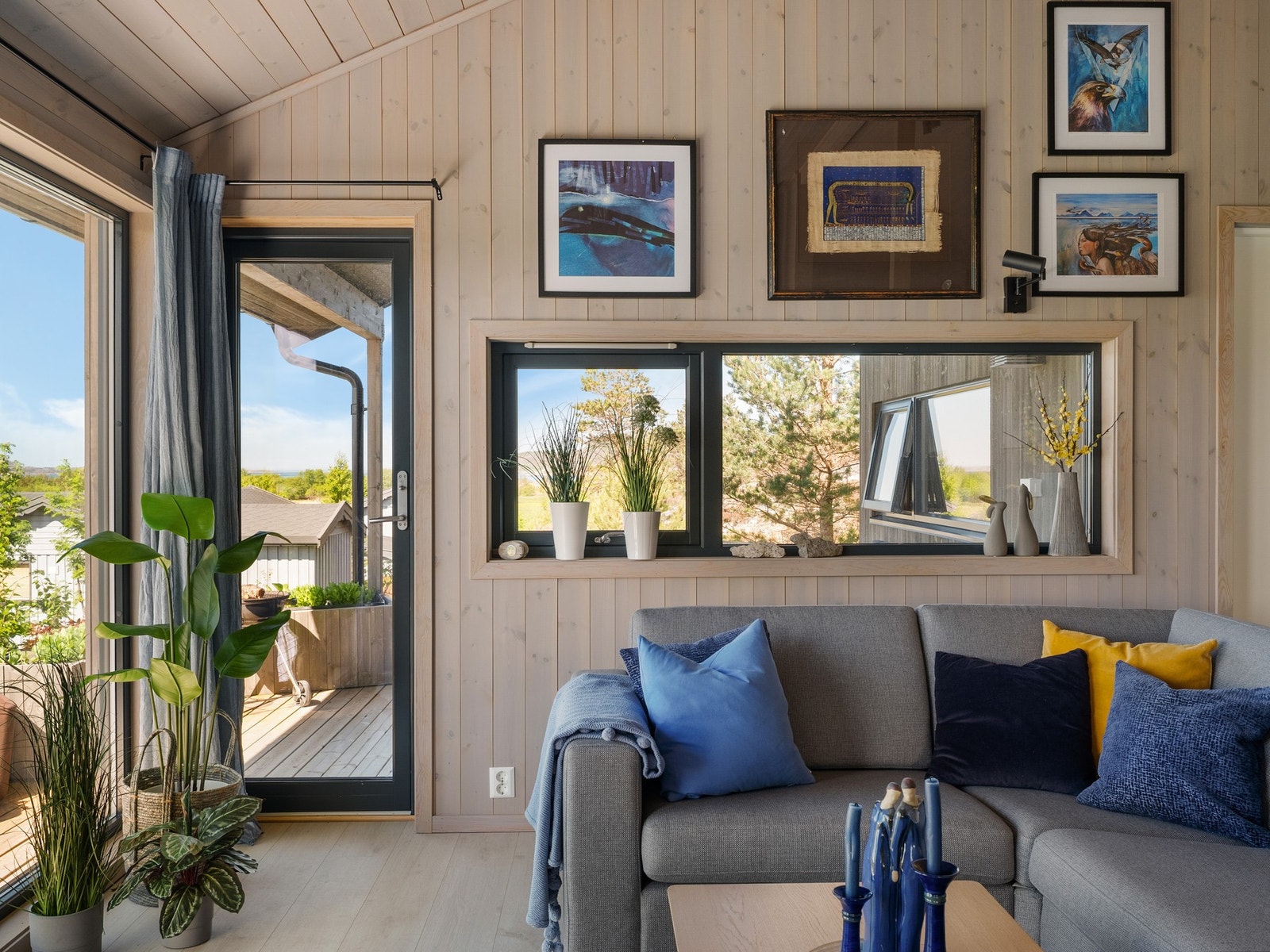 Fra stuen er det utgang til en skjermet og hyggelig del av terrassen. Galleribilde