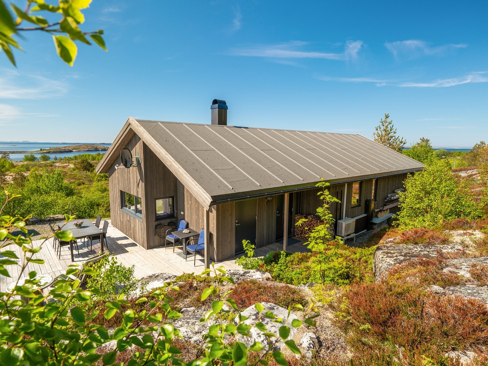 Hytta har en fin beliggenhet på en høyde med flott utsikt over sjøen og naturlandskapet Galleribilde