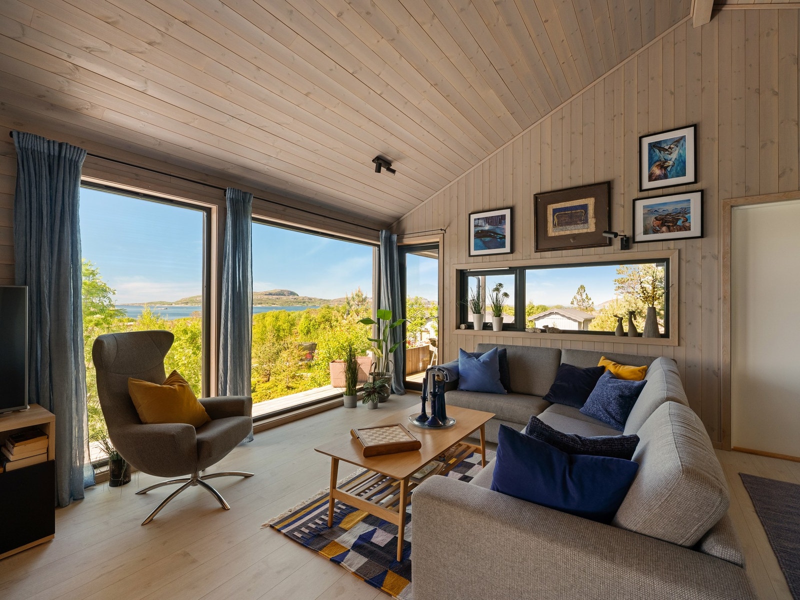 Stuen er på ca. 31 m² og har god plass til en romslig sofakrok. Galleribilde